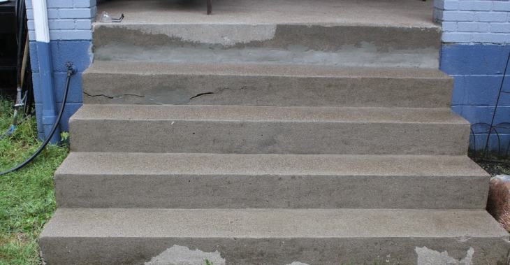 cracked concrete stairs